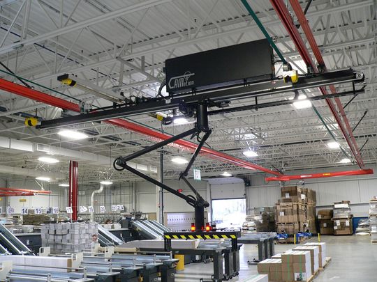 Der an der Decke montierte Entstapler ist per drahtlosem Kommunikationssystem mit dem Bedienplatz verbunden. (Bild: Kolbus) Der an der Decke montierte Entstapler ist per drahtlosem Kommunikationssystem mit dem Bedienplatz verbunden. (Bild: Kolbus)