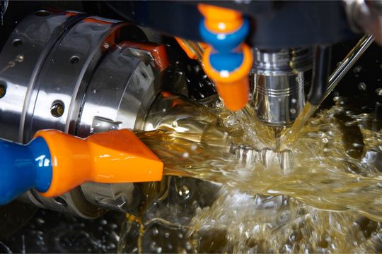 Bei der Bearbeitung von komplexen Implantaten haben auch die eingesetzten Kühlschmierstoffe entscheidenden Einfluss auf das Fertigungsergebnis. (Bild: Blaser Swisslube) Bei der Bearbeitung von komplexen Implantaten haben auch die eingesetzten Kühlschmierstoffe entscheidenden Einfluss auf das Fertigungsergebnis. (Bild: Blaser Swisslube)
