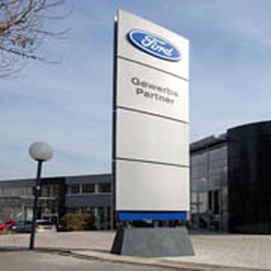 Neue Signalisation: Zu erkennen sind die ausgewählten Betriebe an einem Pylon mit der Aufschrift "Gewerbe-Partner". (Foto: Ford)