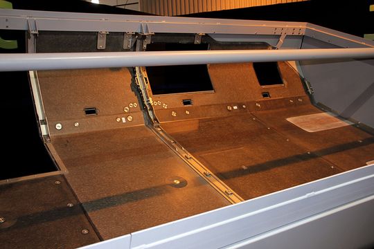 Sandwichstrukturen aus Polyurethan-Deckschichten und Wabenkern senken nicht nur das Gewicht der Motoreinhausung, sondern auch den Fertigungsaufwand. (Bild: Kraus)