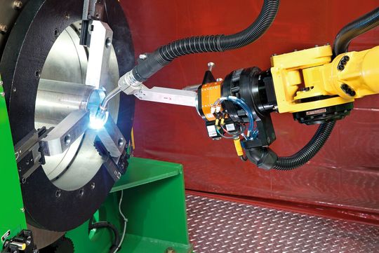 Der Roboter hat sich von der Greifvorrichtung zum Schweißbrenner bewegt und schweißt den Endring am Zylinder an. (Bild: Beckhoff) Der Roboter hat sich von der Greifvorrichtung zum Schweißbrenner bewegt und schweißt den Endring am Zylinder an. (Bild: Beckhoff)