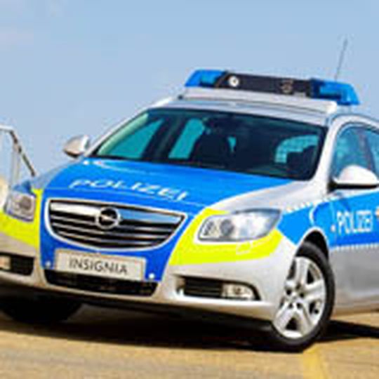 Insignia untauglich: Die hessische Polizei wird laut „Bild“-Online keine Streifenwagen mehr vom Typ Opel Insignia bestellen. Die Beamten hätten sich über zu enge Sitze bei voller Montur und schlechte Rundumsicht beklagt. (Foto: Opel)