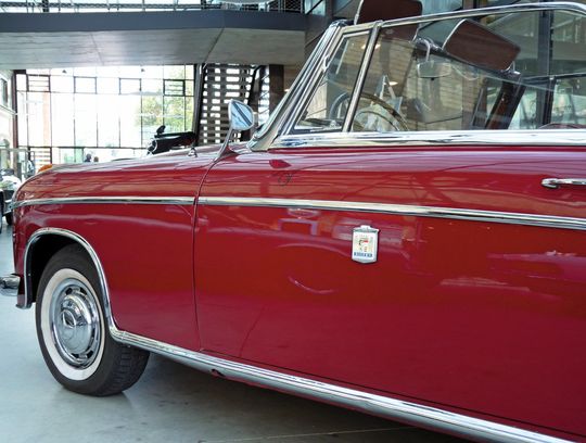 Gepflegt, gewartet und aufpoliert präsentiert sich dieser Mercedes mit Bayernwappen in der Oldtimerfabrik Classic. (Bild: Michel) Gepflegt, gewartet und aufpoliert präsentiert sich dieser Mercedes mit Bayernwappen in der Oldtimerfabrik Classic. (Bild: Michel)