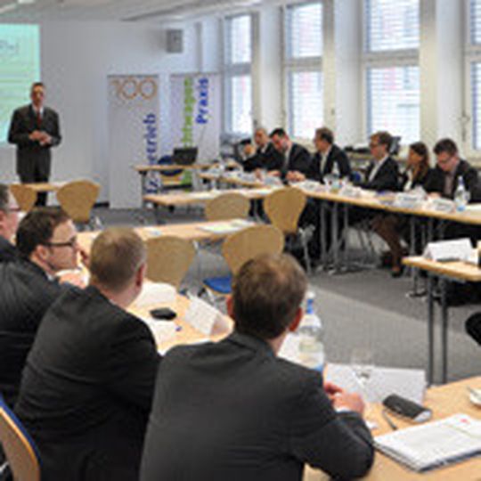 Die Expertenrunde zum Pkw-Vertrieb traf sich im Würzburger VCC. (Foto: Baeuchle) Die Expertenrunde zum Pkw-Vertrieb traf sich im Würzburger VCC. (Foto: Baeuchle)