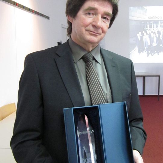 Albert Wasmeier, geschäftsführender Gesellschafter von Rafi, mit dem „Value Added Engineering Partnership Award“ von Oerlikon (Bild: Rafi) Albert Wasmeier, geschäftsführender Gesellschafter von Rafi, mit dem „Value Added Engineering Partnership Award“ von Oerlikon (Bild: Rafi)