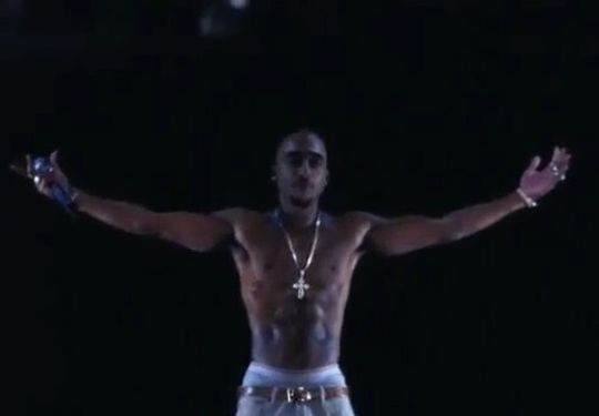 Ließ bei den Zuschauern den Atem stocken: Die unglaublich realistische holographische Projektion des toten Rappers Tupac (Bild: Youtube) Ließ bei den Zuschauern den Atem stocken: Die unglaublich realistische holographische Projektion des toten Rappers Tupac (Bild: Youtube)