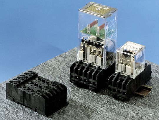 Polyamid-Compounds von Lati erfüllen die strengen Anforderungen der zukünftigen EU-Norm DIN EN 45545-2 für Komponenten und Werkstoffe in Schienenfahrzeugen. Typische Anwendungen sind Steckverbinder für Relais. (Bild: Lati)