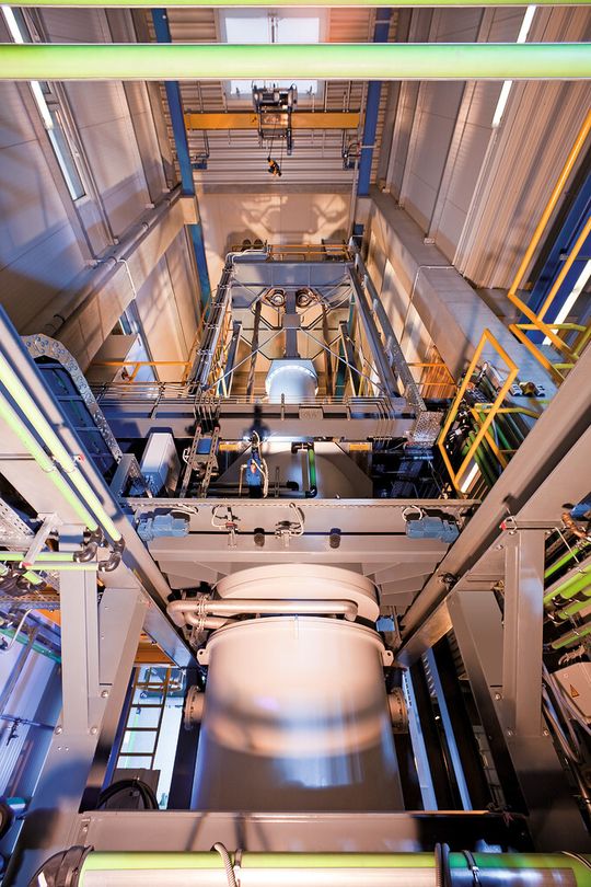 Mit dem neuen Schwerkraftgussofen können bei Tital auch Titanbauteile bis 1500 mm Durchmesser gegossen werden − für Kunden aus der Luftfahrt ein großer Wettbewerbsvorteil. (Bild: Tital) Mit dem neuen Schwerkraftgussofen können bei Tital auch Titanbauteile bis 1500 mm Durchmesser gegossen werden − für Kunden aus der Luftfahrt ein großer Wettbewerbsvorteil. (Bild: Tital)