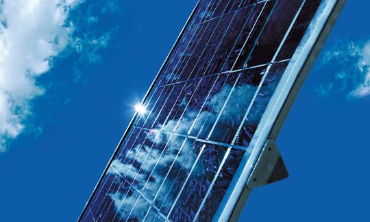 Die Solaranlage am Produktionsstandort St. Ingbert hat seit 2006 die Energiegewinnung aus fossilen Brennstoffen ersetzt und damit rund 106.000 kg Kohlendioxid pro Jahr eingespart. (Bild: Festo)