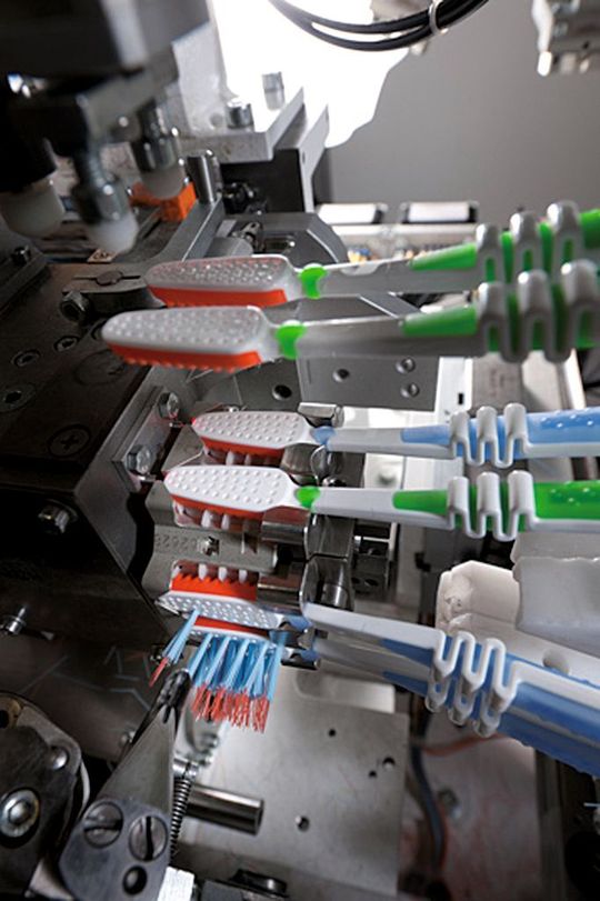Bild 1: Mit einer Frequenz von bis zu 1000 Takten pro Minute werden in jedes einzelne Loch der Zahnbürstenträger die Borsten, auch Filamente genannt, verankert. (Bild: Eaton)