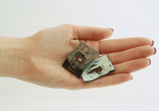 Von der Idee zum Prototyp in einem Tag: Die ProtoPlate-LDS-Metallisierung setzt keine chemischen Kenntnisse voraus. (LPKF)