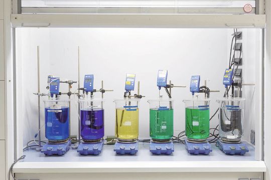 Fast wie im Chemiebaukasten: In einer Becherglaskaskade lassen sich Kleinserien mit verschiedenen Beschichtungen versehen, hier ein typischer Aufbau für Kupfer, Nickel und Gold. (LPKF) Fast wie im Chemiebaukasten: In einer Becherglaskaskade lassen sich Kleinserien mit verschiedenen Beschichtungen versehen, hier ein typischer Aufbau für Kupfer, Nickel und Gold. (LPKF)