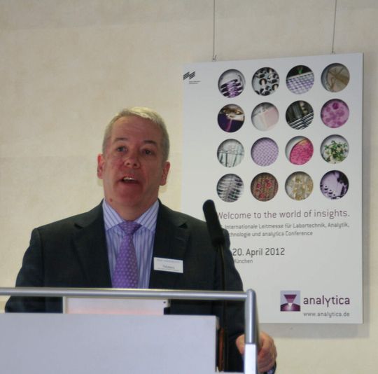 „Mit der Einführung der UPLC haben wir im Jahr 2004 die Welt der Chromatographie verändert,“ sagt Dr. Mike Harrington, Vice President European Operations bei Waters. „Mit der Einführung der UPLC haben wir im Jahr 2004 die Welt der Chromatographie verändert,“ sagt Dr. Mike Harrington, Vice President European Operations bei Waters.