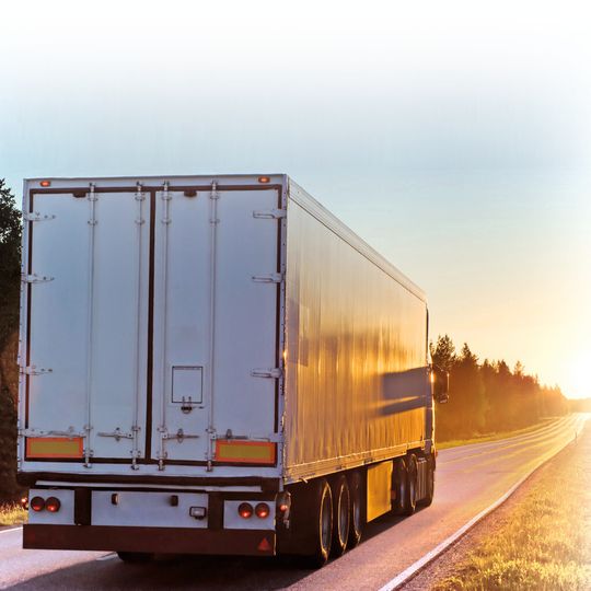 Hochfeste Blindniete müssen im Türbereich beispielsweise bei LKW hohen Fliehkräften standhalten, die durch das häufige Türöffnen beim Ein- und Ausladen entstehen. Hochfeste Blindniete müssen im Türbereich beispielsweise bei LKW hohen Fliehkräften standhalten, die durch das häufige Türöffnen beim Ein- und Ausladen entstehen.
