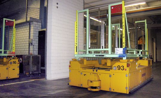 Insgesamt 94 fahrerlose Transportfahrzeuge befördern bei Daimler in Sindelfingen Pressteile in Gestellen. (Bilder: EVM – Gesellschaft für Energieversorgungssysteme) Insgesamt 94 fahrerlose Transportfahrzeuge befördern bei Daimler in Sindelfingen Pressteile in Gestellen. (Bilder: EVM – Gesellschaft für Energieversorgungssysteme)