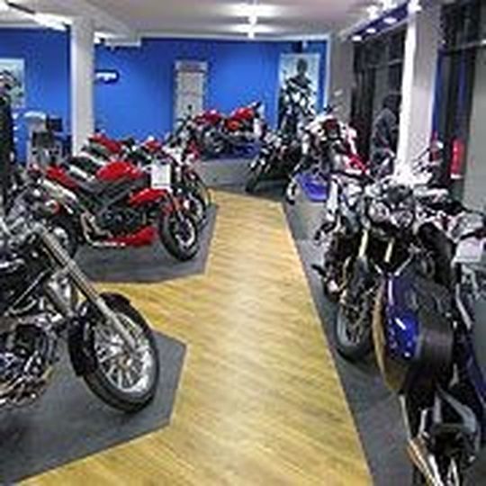 Schöne neue Triumph-Welten: In den Showrooms der Marke geht es „very british“ zu. Schöne neue Triumph-Welten: In den Showrooms der Marke geht es „very british“ zu.
