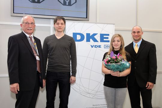 Das Bild zeigt von links nach rechts: Dr.-Ing. Bernhard Thies, Sprecher der Geschäftsführung der vom VDE getragenen Normungsorganisation DKE, Stefan Hanusch (1. Platz), Mara Elisa Mielke (2. Platz) und David Seitz (3. Platz). (Bild: VDE)