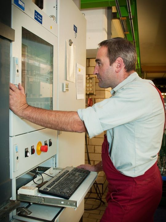 Eloxalanlage im Einsatz. Eloxalanlage im Einsatz.