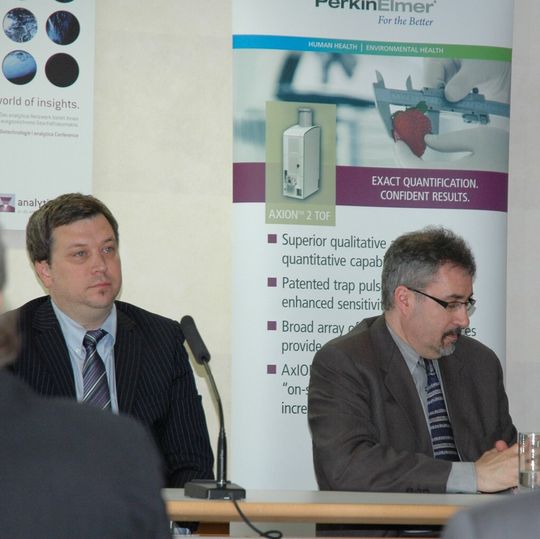 Präsentieren neue Massenspektrometrie-Lösungen von PerkinElmer: Sean Daugherty, Massenspektrometrie-Spezialist (links) und Silverio Iacono, Vice President, Mass Spectrometry (rechts). (Bild: LABORPRAXIS) Präsentieren neue Massenspektrometrie-Lösungen von PerkinElmer: Sean Daugherty, Massenspektrometrie-Spezialist (links) und Silverio Iacono, Vice President, Mass Spectrometry (rechts). (Bild: LABORPRAXIS)