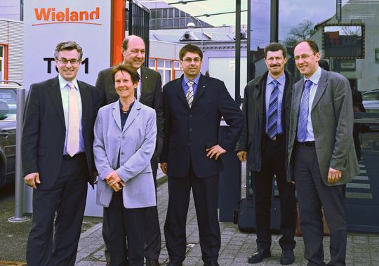 Die anwesenden Vorstandsmitglieder des Förderkreis Umformtechnik: Prof. Dr. Mathias Liewald, Werner Erlenmaier (hinten), Dr. Stephan Huber, Rainer Hank und Prof. Dr. Ringhand (v.l.) und Gastgeberin Dr. Andrea Möck (vorne) Die anwesenden Vorstandsmitglieder des Förderkreis Umformtechnik: Prof. Dr. Mathias Liewald, Werner Erlenmaier (hinten), Dr. Stephan Huber, Rainer Hank und Prof. Dr. Ringhand (v.l.) und Gastgeberin Dr. Andrea Möck (vorne)