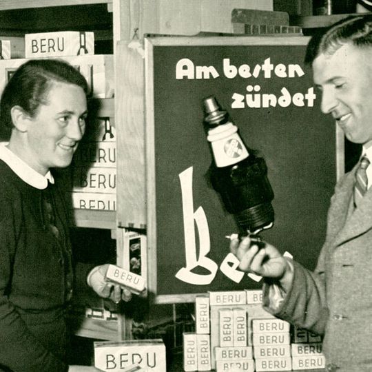 "Am besten zündet Beru": Vor 100 Jahren begann das Unternehmen mit der Produktion von Zündkerzen. "Am besten zündet Beru": Vor 100 Jahren begann das Unternehmen mit der Produktion von Zündkerzen.