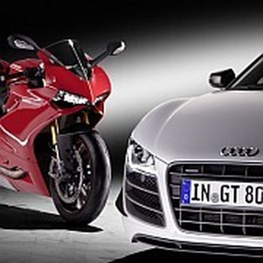 Audi stellt seinem Sportwagen R8 (rechts) nun die Ducati Panigale zur Seite. Audi stellt seinem Sportwagen R8 (rechts) nun die Ducati Panigale zur Seite.
