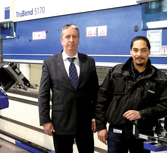 Ein starkes und erfolgreiches Team: Wilhelm Kuipers (l.), geschäftsführender Gesellschafter und sein Sohn Michael Kuipers, Betriebsleiter der Kuipers CNC-Blechtechnik GmbH & Co. KG im emsländischen Meppen. Ein starkes und erfolgreiches Team: Wilhelm Kuipers (l.), geschäftsführender Gesellschafter und sein Sohn Michael Kuipers, Betriebsleiter der Kuipers CNC-Blechtechnik GmbH & Co. KG im emsländischen Meppen.