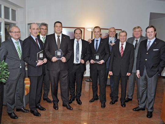 Stolz hält MBH-Geschäftsführer Björn Hassink (5. von rechts) im Kreis der ausgezeichneten Firmen den Krone-Award in den Händen. Stolz hält MBH-Geschäftsführer Björn Hassink (5. von rechts) im Kreis der ausgezeichneten Firmen den Krone-Award in den Händen.