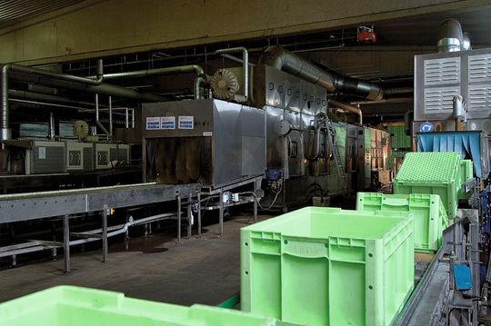 Gigant der Waschanlagen: Eine Durchlaufreinigungsanlage kann bis zu 30 m lang sein und pro Stunde 400 bis 600 Behälter säubern. Gigant der Waschanlagen: Eine Durchlaufreinigungsanlage kann bis zu 30 m lang sein und pro Stunde 400 bis 600 Behälter säubern.