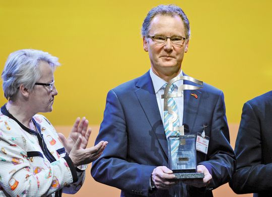 v.l. Prof. Dr. Annette Schavan, Bundesministerin für Bildung und Forschung, gratuliert dem Gewinner des Hermes Awards 2012 der Firma Phoenix Contact, Roland Bent, Geschäftsführer Marketing und Vertrieb.