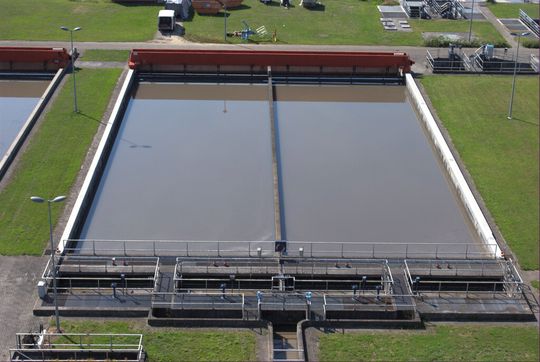 Das Klärwerk Forchheim bei Freiburg/ Breisgau ist eine der größten Kläranlagen in Süddeutschland. Im Bild: das Vorklärbecken, in dem das Microflizz-System nachgerüstet wurde.
