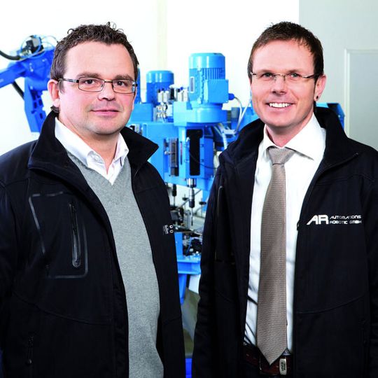 Walter Schaffhauser (l.), Geschäftsführer der Automations Robotic GmbH, und Jürgen Riedinger, Vertriebsleiter Yaskawa Europe GmbH, sind von der Leistungsfähhigkeit der der Anlage begeistert.