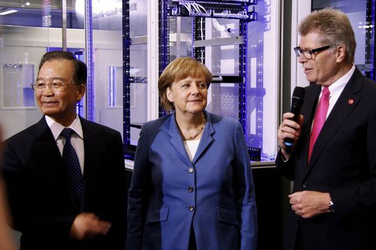 Friedhelm Loh begrüßt Bundeskanzlerin Dr. Angela Merkel und Chinas Regierungschef Wen Jiabao bei Rittal auf der Hannover Messe 2012. Friedhelm Loh begrüßt Bundeskanzlerin Dr. Angela Merkel und Chinas Regierungschef Wen Jiabao bei Rittal auf der Hannover Messe 2012.