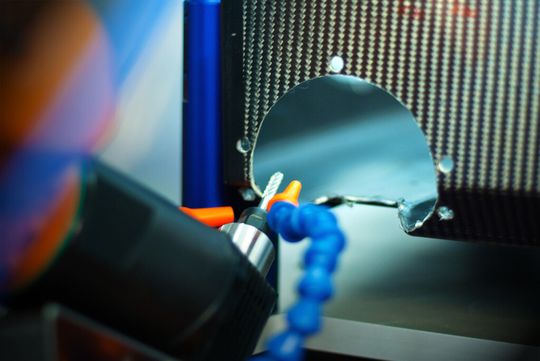 La broche de 900W est manoeuvrée par un robot à bras articulé Kuka KR16-2, une fraise PCD de 6mm est emmenée à 30'000 t/min. La broche de 900W est manoeuvrée par un robot à bras articulé Kuka KR16-2, une fraise PCD de 6mm est emmenée à 30'000 t/min.