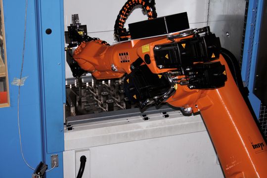 De nos jours, les robots prennent en charge de plus en plus non seulement les étapes de manipulation mais aussi des étapes proprement dites de processus. De nos jours, les robots prennent en charge de plus en plus non seulement les étapes de manipulation mais aussi des étapes proprement dites de processus.