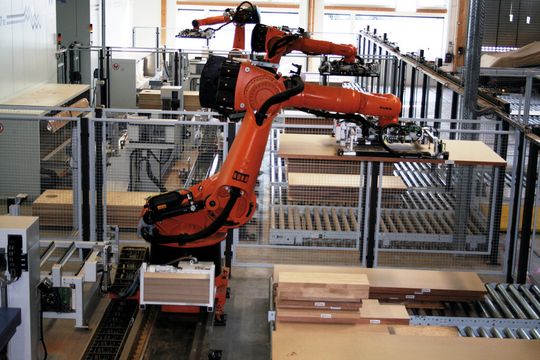 Grâce aux robots Kuka KR 500 L340, l’usinage des portes est possible sur les deux faces. Grâce aux robots Kuka KR 500 L340, l’usinage des portes est possible sur les deux faces.