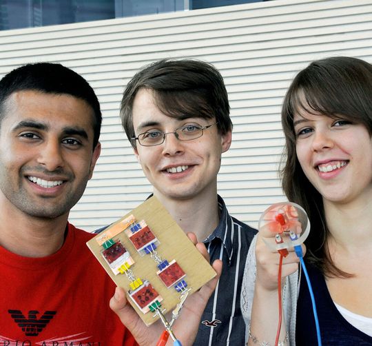 Rajbir-Singh Nirwan (20), Mario Bijelic (19) und Sabrina Hempel (20), stellten auf der Hannover Messe ihre selbst entwickelten organischen Leuchtdioden vor (v.l.n.r.). Rajbir-Singh Nirwan (20), Mario Bijelic (19) und Sabrina Hempel (20), stellten auf der Hannover Messe ihre selbst entwickelten organischen Leuchtdioden vor (v.l.n.r.).