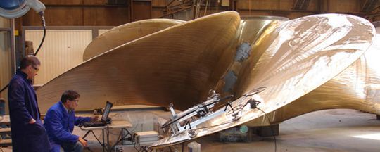 Mit einem neuartigen Ultraschallverfahren lassen sich Schiffspropeller zerstörungsfrei auf Fehler überprüfen.