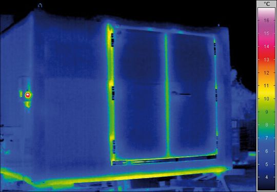 Infrarot-Foto eines begehbaren Thermosystems Typ KMC 360 Eco mit 2-flügeliger Klimatür 100 mm PU-Isolation und minimalen Wärmebrücken. Infrarot-Foto eines begehbaren Thermosystems Typ KMC 360 Eco mit 2-flügeliger Klimatür 100 mm PU-Isolation und minimalen Wärmebrücken.