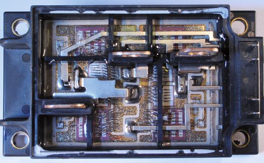 Bild 3: Blick in einen offenen IGBT (Bildquelle: Wikipedia, Daniel*D – aufgeschnittener IGBT)