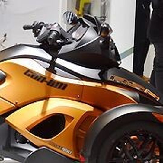 Beim regionalen Händler starten die Kunden zur Can-Am Spyder Roadster-Celebration nach Frankreich. Beim regionalen Händler starten die Kunden zur Can-Am Spyder Roadster-Celebration nach Frankreich.