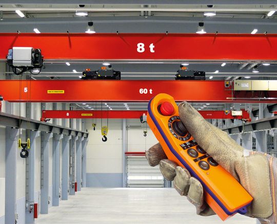 Das neu entwickelte Kran- und Maschinenbedienkonzept Radiomatic Pilot übernimmt vertraute Bewegungen aus dem Alltag in die industrielle Steuerungstechnik. Das neu entwickelte Kran- und Maschinenbedienkonzept Radiomatic Pilot übernimmt vertraute Bewegungen aus dem Alltag in die industrielle Steuerungstechnik.