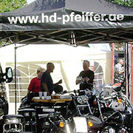 Harley-Davidson Vertragshändler Tom Pfeiffer aus Kamen-Heeren ließ sich dieses Event nicht entgehen. Harley-Davidson Vertragshändler Tom Pfeiffer aus Kamen-Heeren ließ sich dieses Event nicht entgehen.
