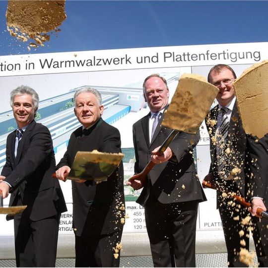v.l.n.r.: Technikvorstand Dr. Helmut Kaufmann, Landeshauptmann Dr. Josef Pühringer, Vorsitzender des Vorstandes Dipl.-Ing. Gerhard Falch, Finanzvorstand Mag. Gerald Mayer beim ersten Spatenstich. v.l.n.r.: Technikvorstand Dr. Helmut Kaufmann, Landeshauptmann Dr. Josef Pühringer, Vorsitzender des Vorstandes Dipl.-Ing. Gerhard Falch, Finanzvorstand Mag. Gerald Mayer beim ersten Spatenstich.