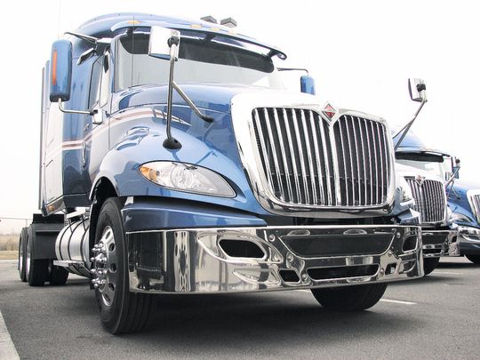 Edelstahlplattierte LKW-Stoßstange. Bild: Hendrickson Bumper and Trim Edelstahlplattierte LKW-Stoßstange. Bild: Hendrickson Bumper and Trim