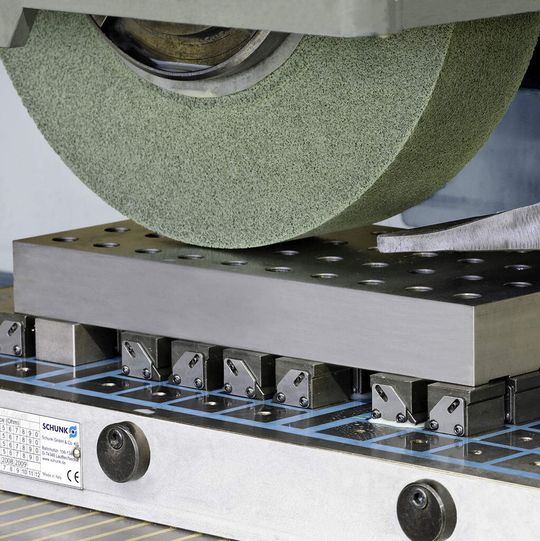Geringere Rüstzeiten, kürzere Bearbeitungszeiten: beim µ-genauen Schleifen amortisieren sich die Quadratpol-Schleifplatten von SCHUNK innerhalb kürzester Zeit.