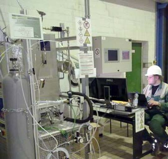 Betrieb des SOFC-Systems durch einen Cutec-Mitarbeiter an der Biogasanlage des Unternehmens Nordzucker am Werk Uelzen. Betrieb des SOFC-Systems durch einen Cutec-Mitarbeiter an der Biogasanlage des Unternehmens Nordzucker am Werk Uelzen.