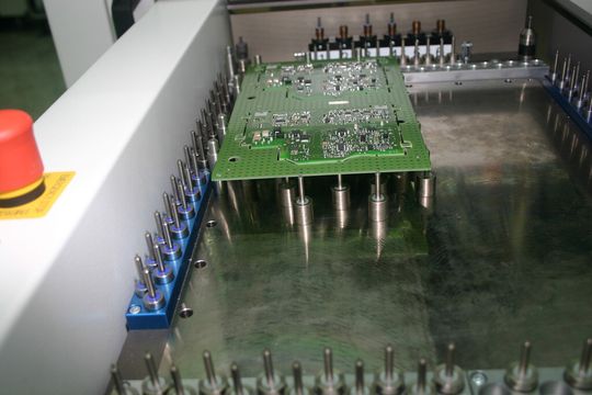 … und die SAR-1300-Uni setzt sekundenschnell die Werkstückhalterungen passend auf den Magnettisch.