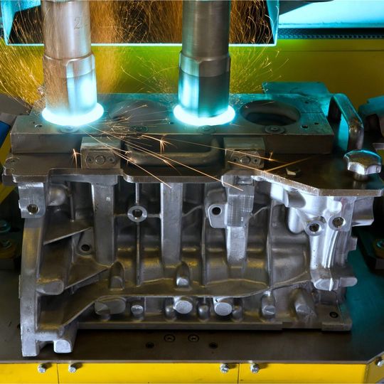 Bei der Großserienproduktion von Aluminiumdruckguss-Kurbelgehäusen setzt das BMW Werk Landshut ab sofort auf das innovative Lichtbogendrahtspritzen. Bei der Großserienproduktion von Aluminiumdruckguss-Kurbelgehäusen setzt das BMW Werk Landshut ab sofort auf das innovative Lichtbogendrahtspritzen.