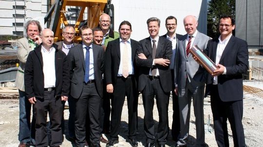 Weltbild-Logistik-Chef Karl Strüning mit der Zeitkapsel, die Weltbild-Geschäftsführer Carel Halff, Dr. Klaus Driever und Dr. Martin Beer, Bernhard Waldmann (Geiger Bau), Olaf Küstner (Elektrotechnik), Harald Brückel (Geiger), Dr. Mirko Wilhelm (Weltbild), Rudolf Reisch (Statiker), Werner Steininger (TGW) und Architekt Peter Kögl (von rechts). Weltbild-Logistik-Chef Karl Strüning mit der Zeitkapsel, die Weltbild-Geschäftsführer Carel Halff, Dr. Klaus Driever und Dr. Martin Beer, Bernhard Waldmann (Geiger Bau), Olaf Küstner (Elektrotechnik), Harald Brückel (Geiger), Dr. Mirko Wilhelm (Weltbild), Rudolf Reisch (Statiker), Werner Steininger (TGW) und Architekt Peter Kögl (von rechts).